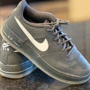 Youth Nike Air Force 1 black matte sneakers (youth size 4)